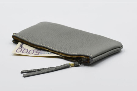益子の革工房maharoのファスナーお札ケース　ライトグレー｜栃木県 益子町 ふるさと納税 ファスナーお札ケース 牛革 手作り（AX138-4