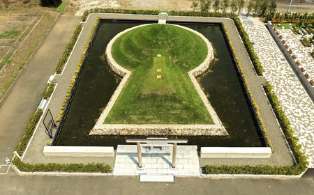 古墳墓 野田ほたるローズガーデン A．（1人用）1段目 ／ 竹田恒泰 竹田式古墳墓 古墳 お墓 前方後円墳 樹木葬 永代祭祀 永代供養 古墳の窓口 株式会社前方後円墳 千葉県野田市 鳥居 神道式 神仏