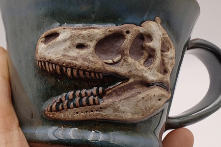 【益子焼】恐竜マグカップ(モデル:T-rex Sue)焼物 焼き物 大石窯 食器 陶器 マグカップ コップ おしゃれ 恐竜 化石 T-rex レリーフ(BW004-1)