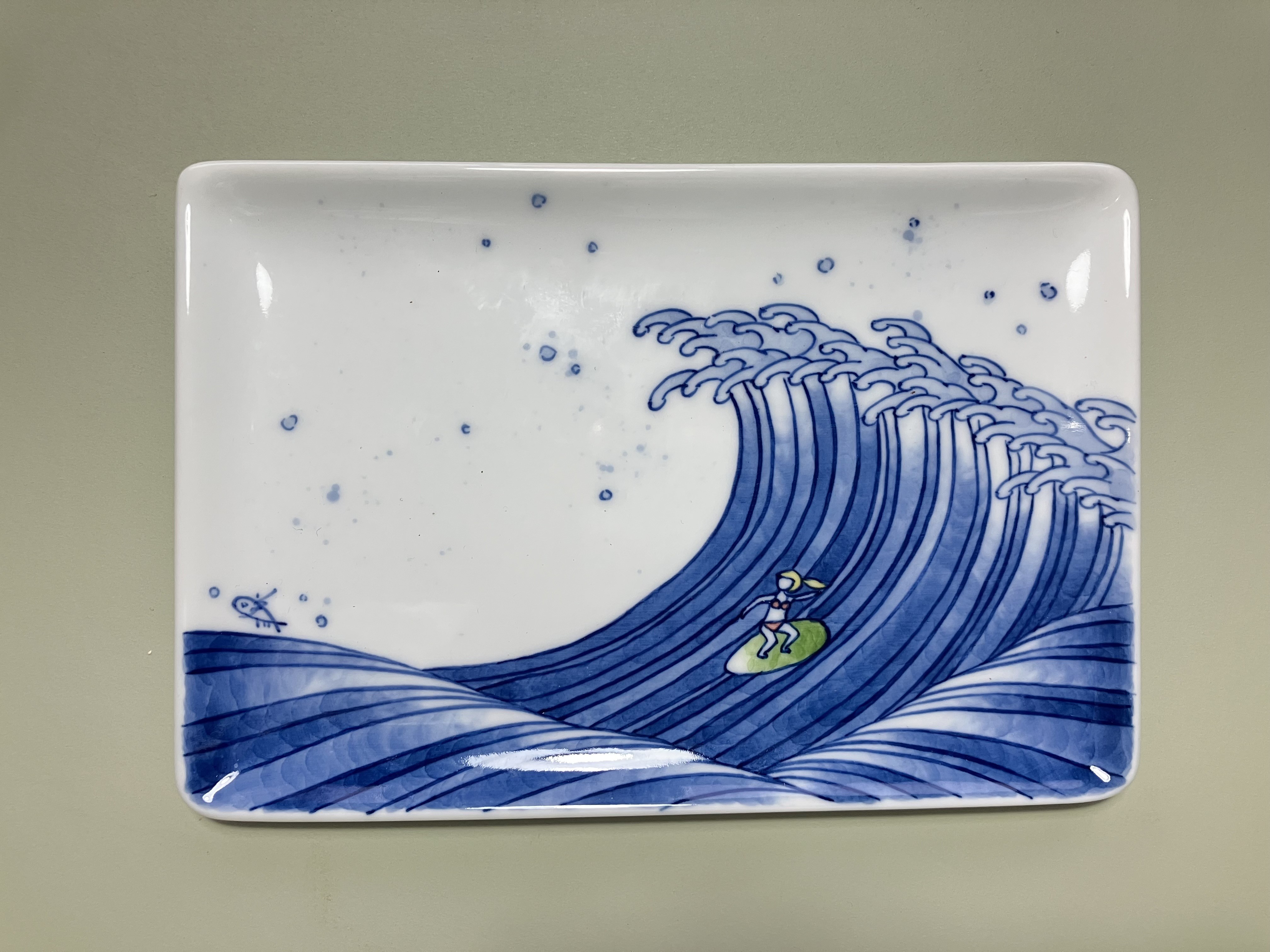 
                  【伝統工芸士・陶磁器作家 太田早紀】ナミノリコ 波乗り人 長角皿 1枚
                