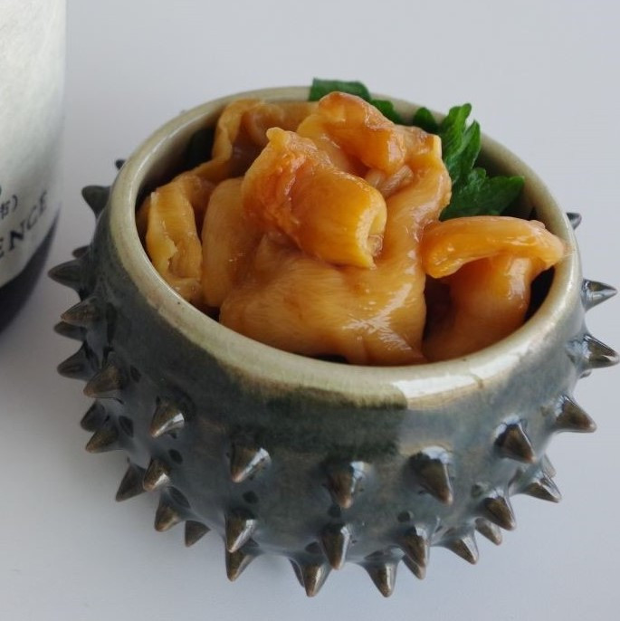 5～9月上旬が旬で甘味が強く、ホヤ独特の苦みが少ないのが特徴です