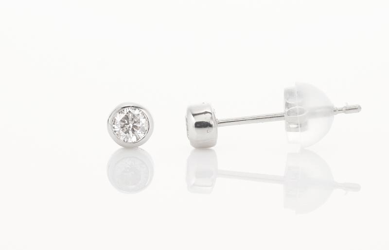 ARC-EN-CIEL プラチナ ダイヤ ピアス（計0.16ct）【鑑別書付き ジュエリー プレゼント ギフト ファッション アクセサリー 贈り物 贈答 お祝い 記念日】 J011-4