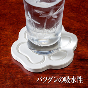珪藻土では無い新素材　木材の様な新感覚　肉球型吸水コースター_雑貨・日用品  食器 _【1382740】