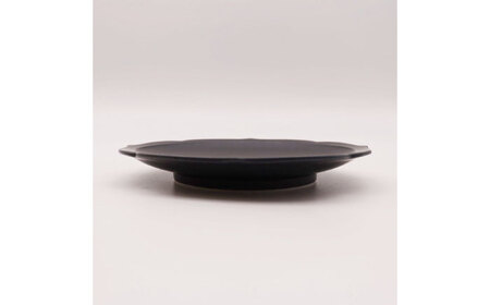 【有田焼】黒マット輪花桔梗渕6.5寸皿＋角リング箸置き（各2点セット） / 佐賀県 / 株式会社深海三龍堂 [41APAD027]