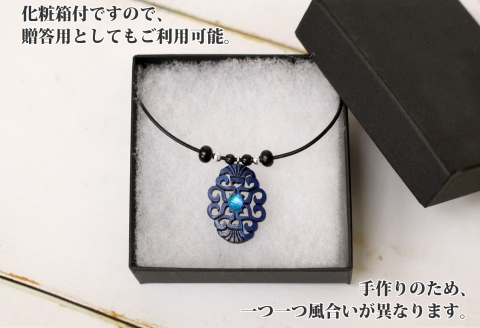 1596. チョーカー 小 ネックレス アクセサリー 湖々路 ガラス細工 湖水 木彫り 木 レディース メンズ アイヌ紋様 ハンドメイド 手作り ペア ギフト プレゼント 屈斜路湖 北海道 弟子屈町