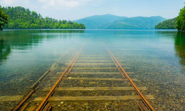 湖の線路、湖底線路です