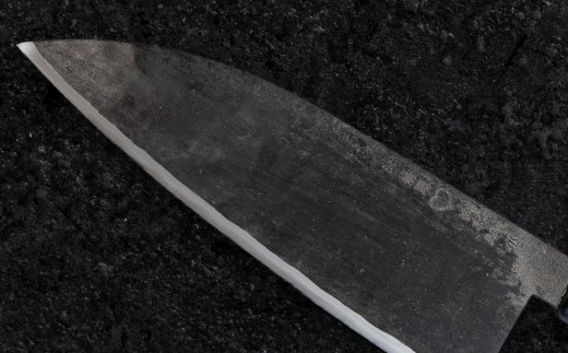 熟練の手打ち鍛造による仕上げで圧倒的な切れ味を実現。食材への入りが滑らかで断面も美しく整う高品質な一本です。