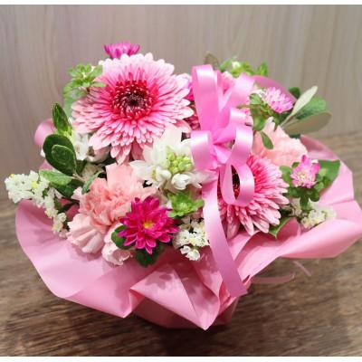 ふるさと納税 ふじみ野市 【ピンク系:ガーベラ、カーネーション+季節のお花】生花アレンジメント