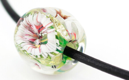 【 南部花とんぼ玉 】 革ネックレス （ 緑花 ） ／ とんぼ玉 アクセサリー ネックレス 一つだけ オンリーワン 蜻蛉玉 ガラス細工 工芸品 和装 プレゼント ギフト 贈り物 誕生日 和服