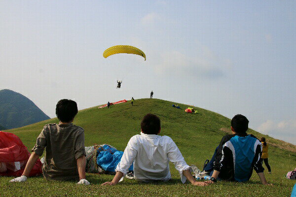 【ふるさと納税】パラグライダー 半日体験コース Mt.FUJI PARAGLIDING (旧 アサギリ高原パラグライダースクール)　朝霧高原 富士山 アクティビティ 体験 チケット 飛行 フライト 送料無料 静岡県 富士宮市