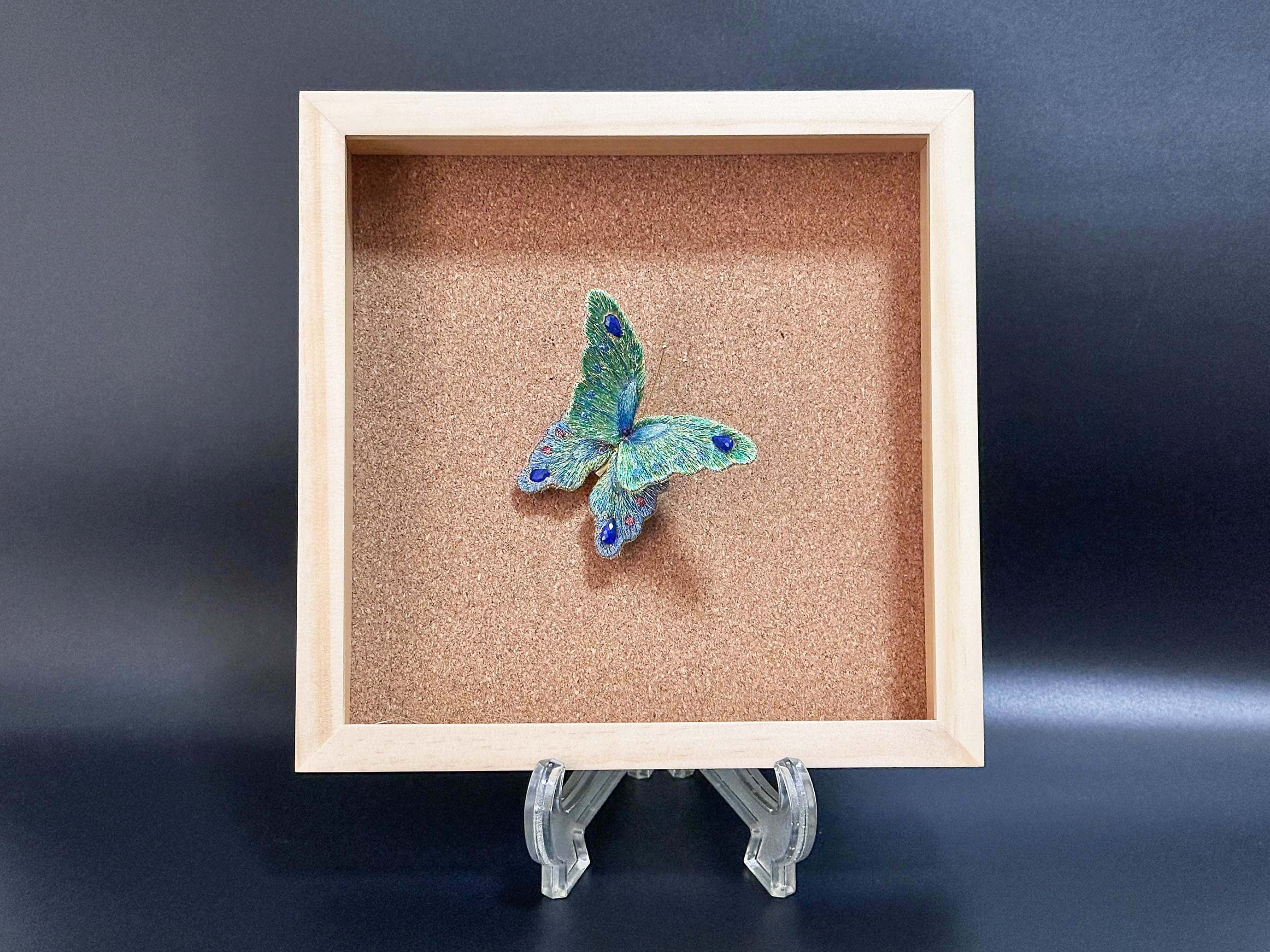
                  立体刺繍の蝶（緑瑠璃蝶）
                