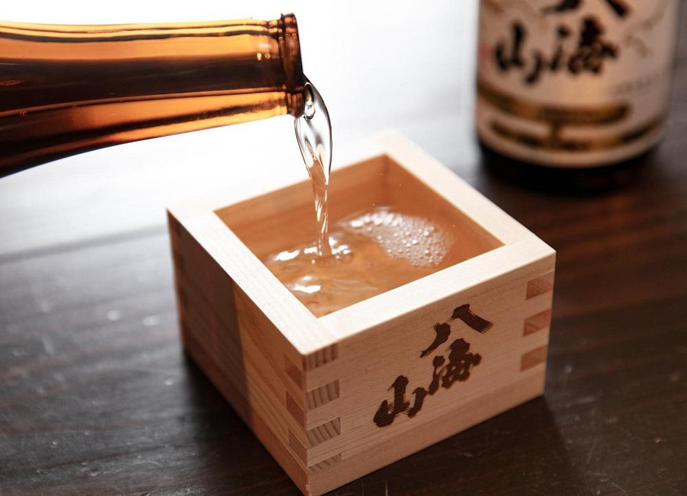 【魚沼地域限定】純米酒 八海山「魚沼で候」1800ml×3本