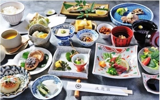 【お食事】朝採れの山菜など地元産の野菜にこだわった体に優しいお食事を客室でゆっくりとお召し上がりいただけます。