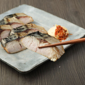 こだわりのサバ燻製おつまみ（冷凍・半身１０枚入り)伝統製法一番火仕上げ フィレ おかず 惣菜 スモーク【R00595】