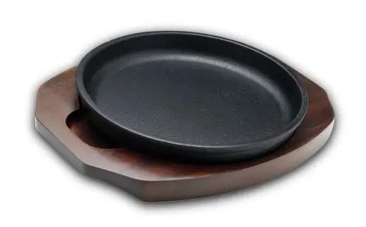 トキワ鉄器 ステーキ皿 （ 木台タイプ ） IH対応 丸判小 17cm 304 くわな鋳物 職人 蓄熱性 保温力 家庭用 お皿 皿 食器 オシャレ 日常使い 重厚感 伝統 匠の技 鉄板 食卓 プレート