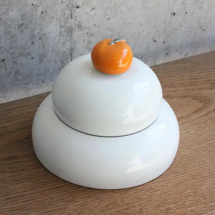 【波佐見焼】【12/21入金分まで年内発送】うつわになる鏡餅（みかんの箸置きセット）紅白箱付き 食器 皿 【光春窯】 [XD78]