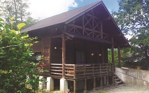 【M-391】グリーンパーク想い出の森 バンガロー宿泊プラン・くつき温泉てんくう入浴券付（平日利用/１棟) ［高島屋選定品］