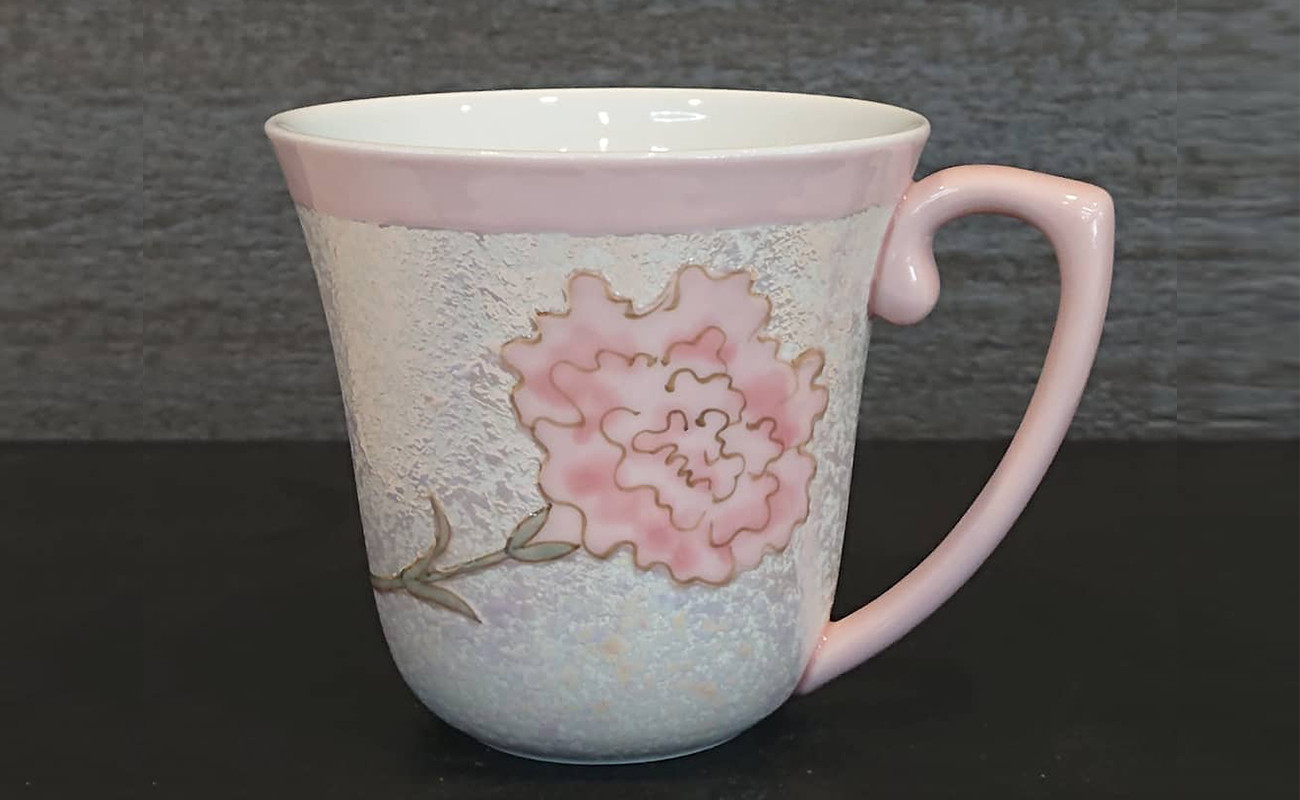 
            有田焼 優しいピンクのカーネーションマグカップ 【中山陶和堂】食器 うつわ 器 磁器 陶磁器 コップ カップ マグカップ 花 カーネーション ピンク 母の日 贈り物 ギフト A35-318
          