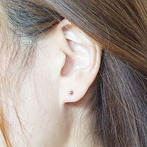 プラチナ　3mm　丸玉ピアス