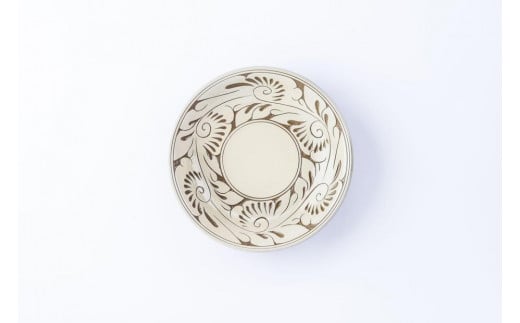 皿 ＜受注生産品＞白唐草線彫 ( 5寸皿 × 1枚 )｜沖縄 那覇市 日用品　皿 どんぶり 鉢  唐草線彫 受注生産 手作り 伝統工芸  やちむん