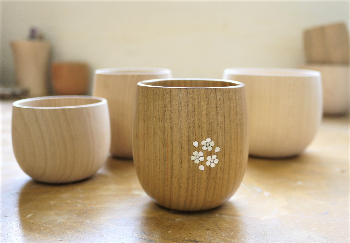 
            貝象嵌 おちょコップ ロング 木製 コップ おちょこ ギフト箱入り 贈り物 記念品 クリスマス プレゼント 贈り物 ギフト 山桜  無垢材 こっぷ 岩手県 北上市 有限会社 夢工房 E0304 かわいい 工芸品
          