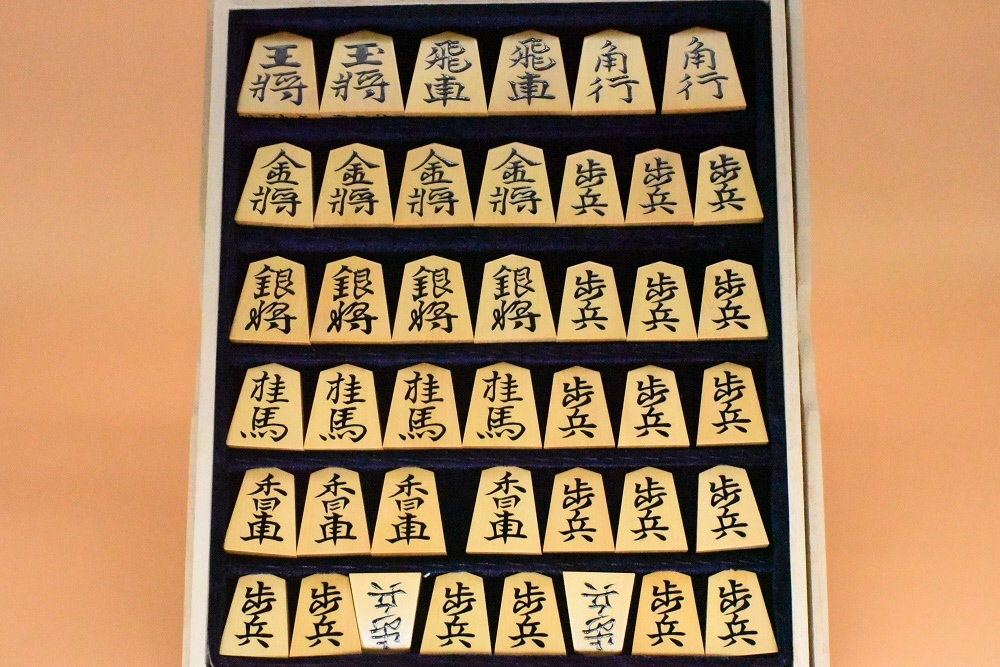 
            0500-08-22 「宗月」作 盛上 将棋駒 水無瀬書 御蔵島黄楊 柾目 【限定1品】
          