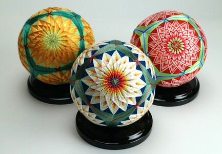 【加賀てまり】（黄緑）六つ菊［塗台］