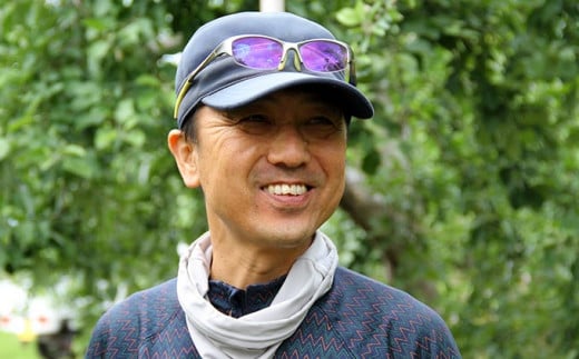 日光が均一に当たるように注意を払いながら摘果を行います。太陽の日がいっぱいあたると甘くてジューシーなりんごが育つとのこと。