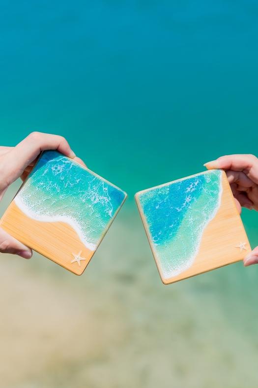 【ふるさと納税】波アートコースター2枚セット | 沖縄 レジン アート 海 海岸 水面 ウエーブ 雑貨 日用品 人気 おすすめ 送料無料