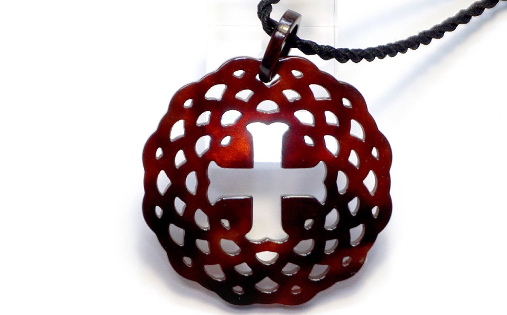 べっ甲十字架と花のペンダント