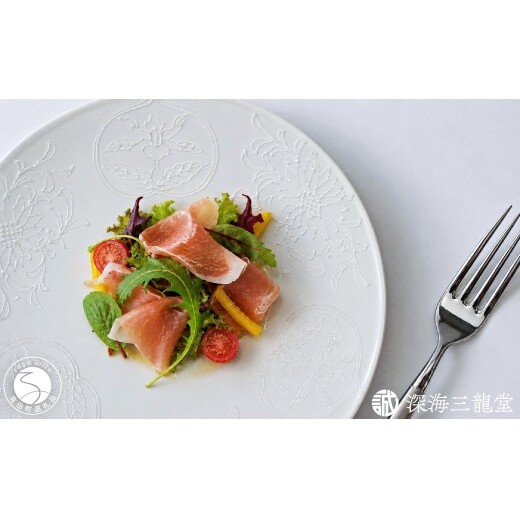有田焼 白一珍間取り花唐草紋浅鉢 【深海三龍堂】 食器 中鉢 白磁 白い器 白い食器 器 陶磁器 シンプル おしゃれ いっちん 職人技 ay100