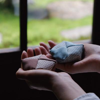 ふるさと納税 京都市 【KOTOSHINA 】お手玉とお香のセット(白茶象牙)  | おしゃれ雑貨 インテリア 人気雑貨 |  | 01