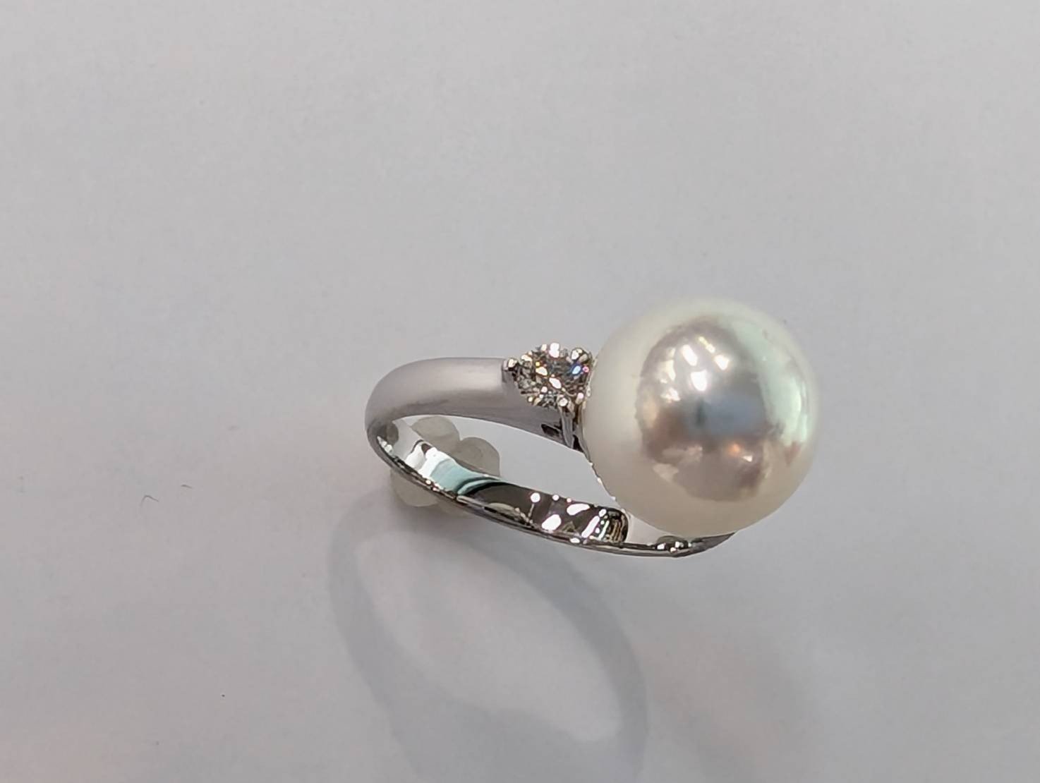 
            真珠 アクセサリー リング パール 10mm プラチナ プラチナ950 あこや真珠 アコヤ真珠 冠婚葬祭 結婚式 葬式 慶事 弔事 プレゼント 誕生石 普段使い ウェディング クリスマス ホワイトデー / アコヤ真珠リング 10mm珠 (Pt950)
          