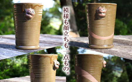 暗緑色から放たれる黄金色の光 久米島松灰 シーサー付フリーカップ（中） SDGs やちむん 焼き物 陶器 やちむん土炎房 釉薬 上薬 松 リュウキュウマツ 琉球松 自然 利活用 窯出し 一点もの 風合