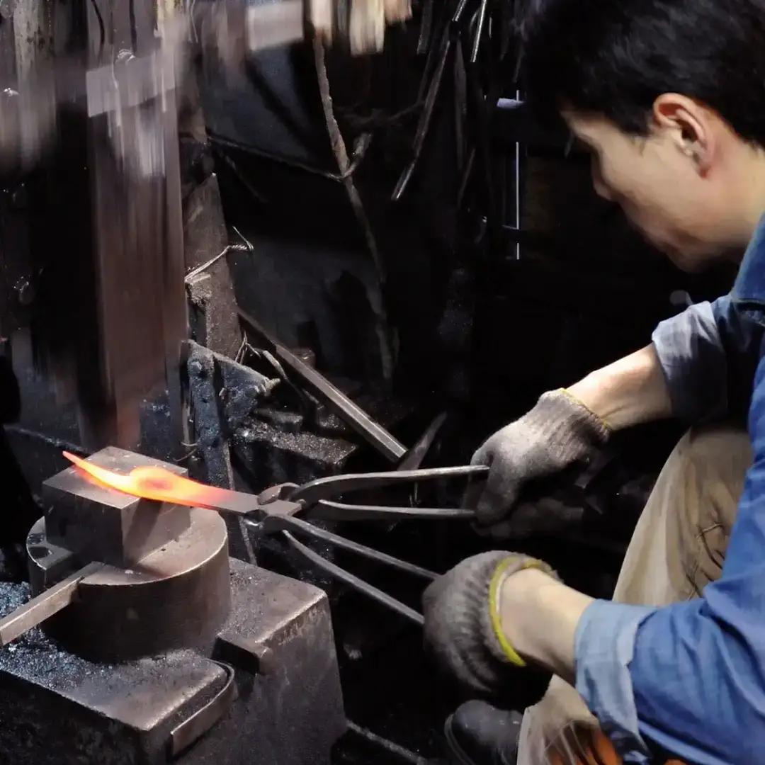 [金次郎] 牛刀(両刃) 刃渡り240mm 左利き・右利き使用可 槌目仕上げ 槌目仕上げ 鋼 ステンレス 燕三条製 贈答用 ギフト 紙箱入り 【120S001】