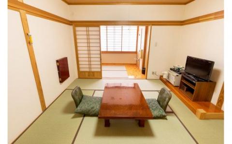 【旅館ふくみ】熊本 阿蘇 小国町 歴史ある名湯 ノスタルジックな景観 杖立温泉 リニューアル 100%源泉掛け流し 1泊 2食 贈答 プレゼント 旅館ふくみ レトロな和室利用 ペア宿泊券