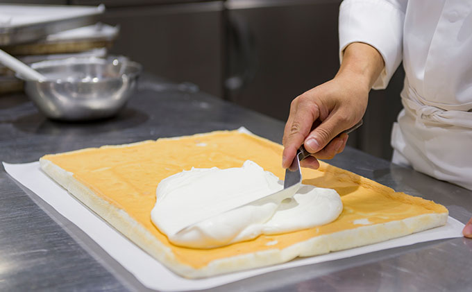 ロールケーキ 1本 ストロベリー 期間限定 冷凍 ケーキ 藤枝ロール オーガニック 和紅茶 使用 洋菓子 スイーツ お菓子 おしゃれ 贈答 贈り物 贈り物 ホテル オーレ 静岡県 藤枝市