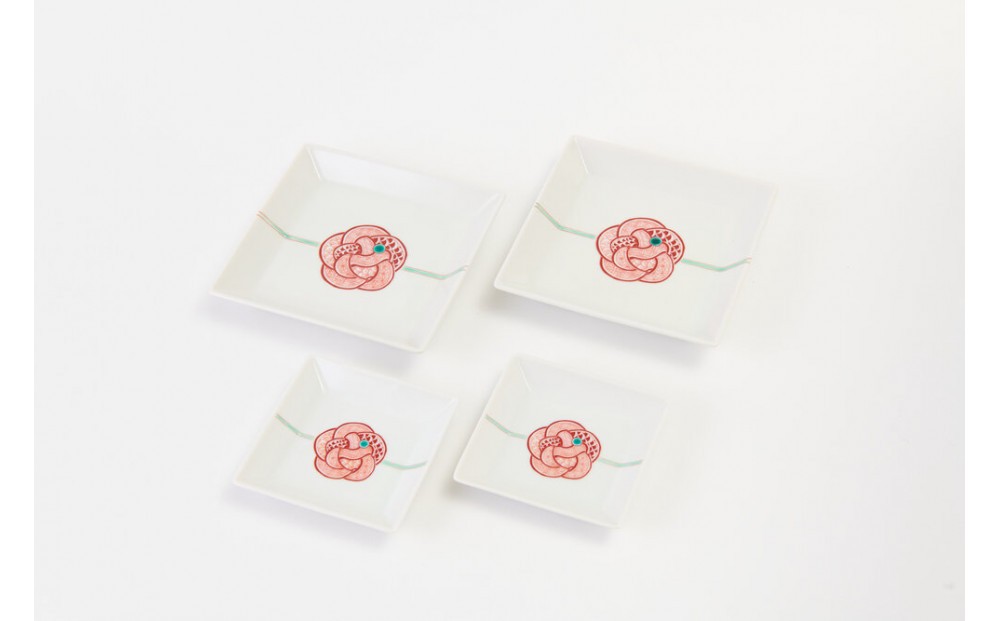 
                  組皿揃　赤絵水引文
                