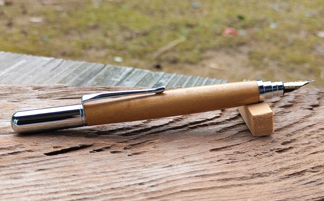 
                  【 チョイス限定 】 サテンウッド （ リボン杢 ） の万年筆N （ C ） 文房具 文具 筆記用具 万年筆
                