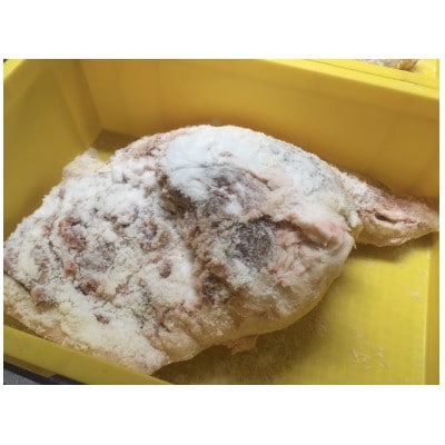 鹿追産　自然放牧黒豚　12カ月長期熟成　ハモンセラーノ・無添加生ハム(80g×2)【1911】【配送不可地域：離島】【1453255】