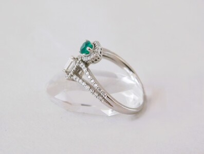 【一点もの】エメラルド（0.323ct）ダイヤモンドプラチナリング　J11　K06085-H