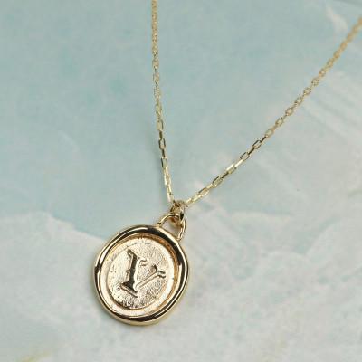 ふるさと納税 大津市 【18金イエローゴールド コインネックレス】Vスタンプ 小ぶりな存在感が美しい K18ペンダント |  | 01