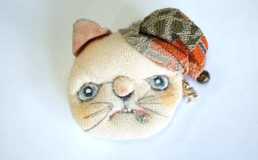 縮緬古布で手作りされた ねこのブローチ (341)