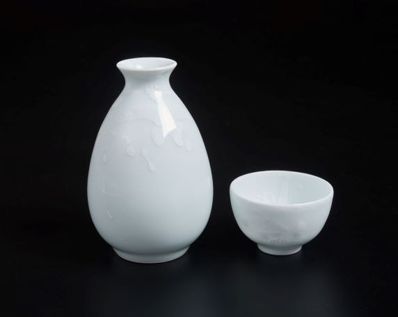 
            【セット】【井上萬二窯より井上祐希作】白磁釉滴酒器（ 桐箱付き ）ぐい呑み、徳利
          