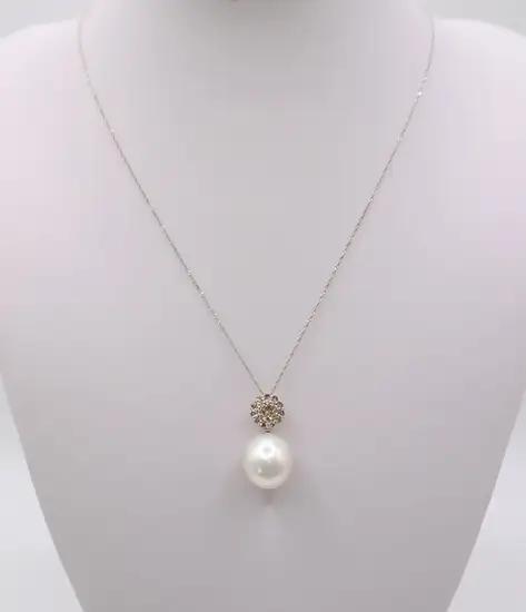 2215　Pt950　南洋白蝶真珠12.2㎜　ダイヤモンド0.40ct 　ペンダントネックレス