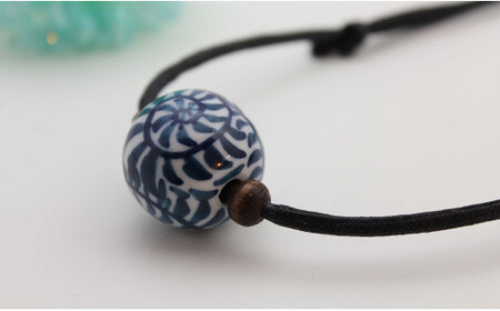 A20-305 二宮閑山 有田焼磁器玉ペンダント たこ唐草