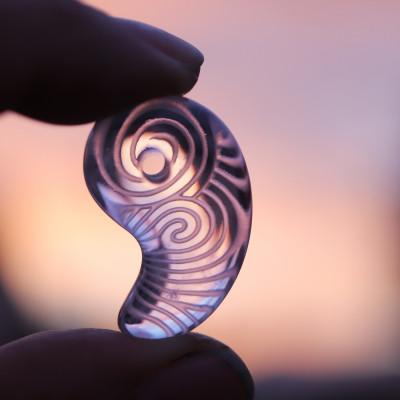 ふるさと納税 山梨県 【Do_goods】縄文土器の文様を水晶に刻む“勾玉” のアミュレットセット　659-984 |  | 01