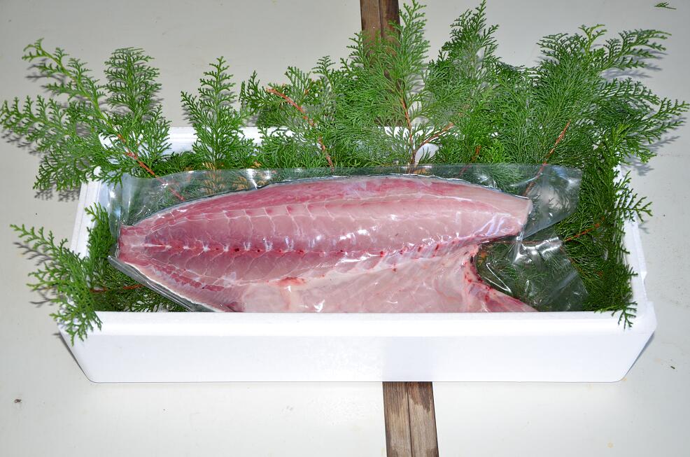 【ふるさと納税】（冷蔵） 錦産 養殖 ブリ フィレ 半身 ／ 魚々錦 ふるさと納税 大紀ブランド 魚 鰤 海鮮 海産 お取り寄せグルメ 三重県 大紀町