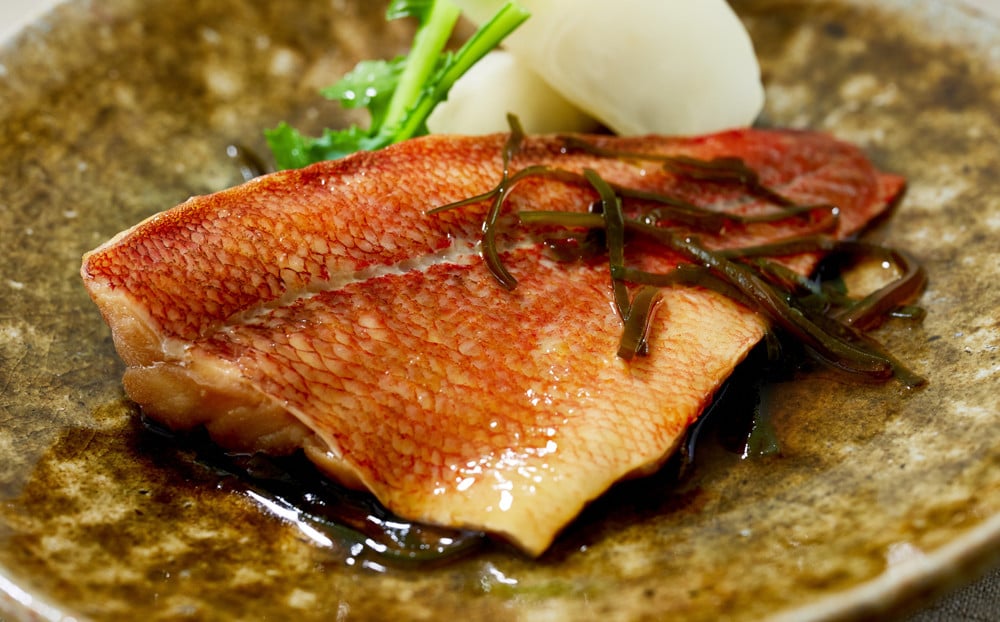 【赤魚昆布煮】細切りの昆布を加えた優しいお味の煮付けです。