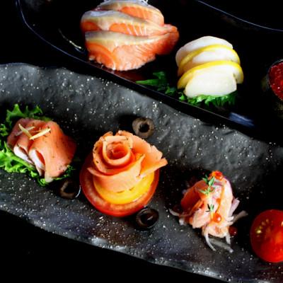 ふるさと納税 斜里町 北海道 知床産 サーモンスライス(香草〆) 70g×2パック　化学調味料不使用 |  | 01